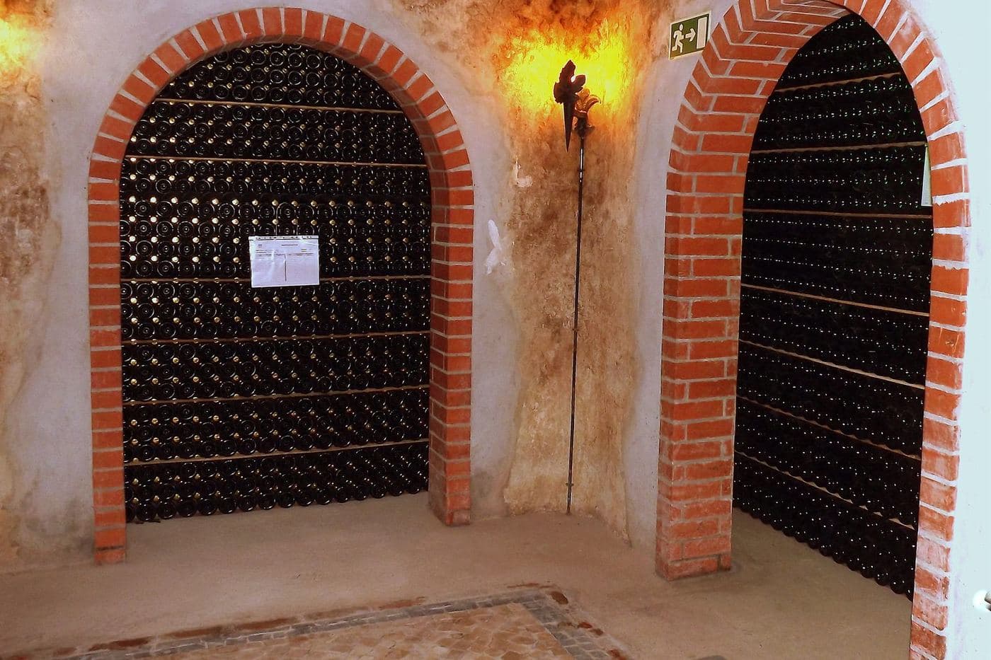 Garrafas de espumante em estágio nas caves da Adega de Cantanhede, Bairrada