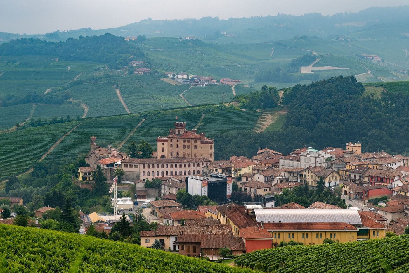 Vila de Barolo com castelo cercada de colinas de vinhedos