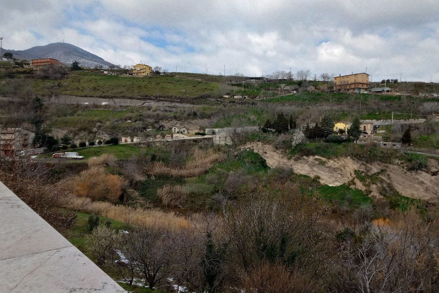 Antigas adegas escavadas na encosta em Barile, na zona do Vulture, Basilicata