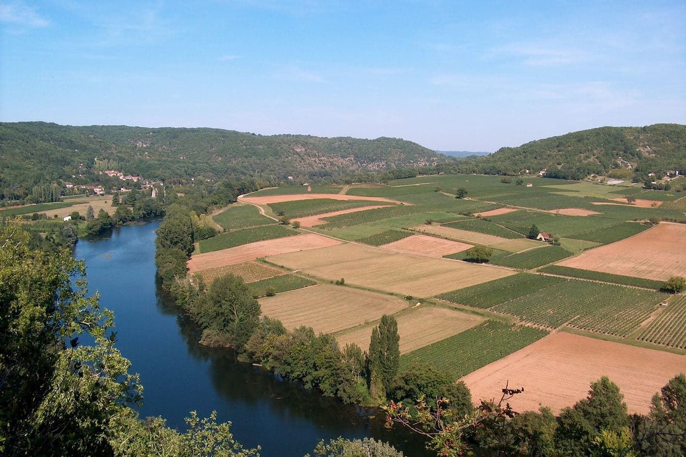 Meandro do rio Lot com vinhedos de Cahors no fundo do vale