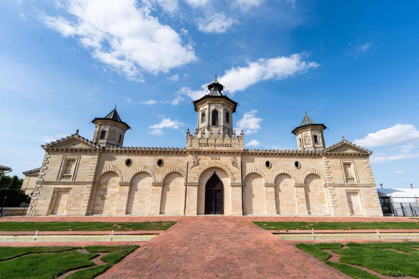Fachada do Cos d'Estournel com torres de pagode e jardim