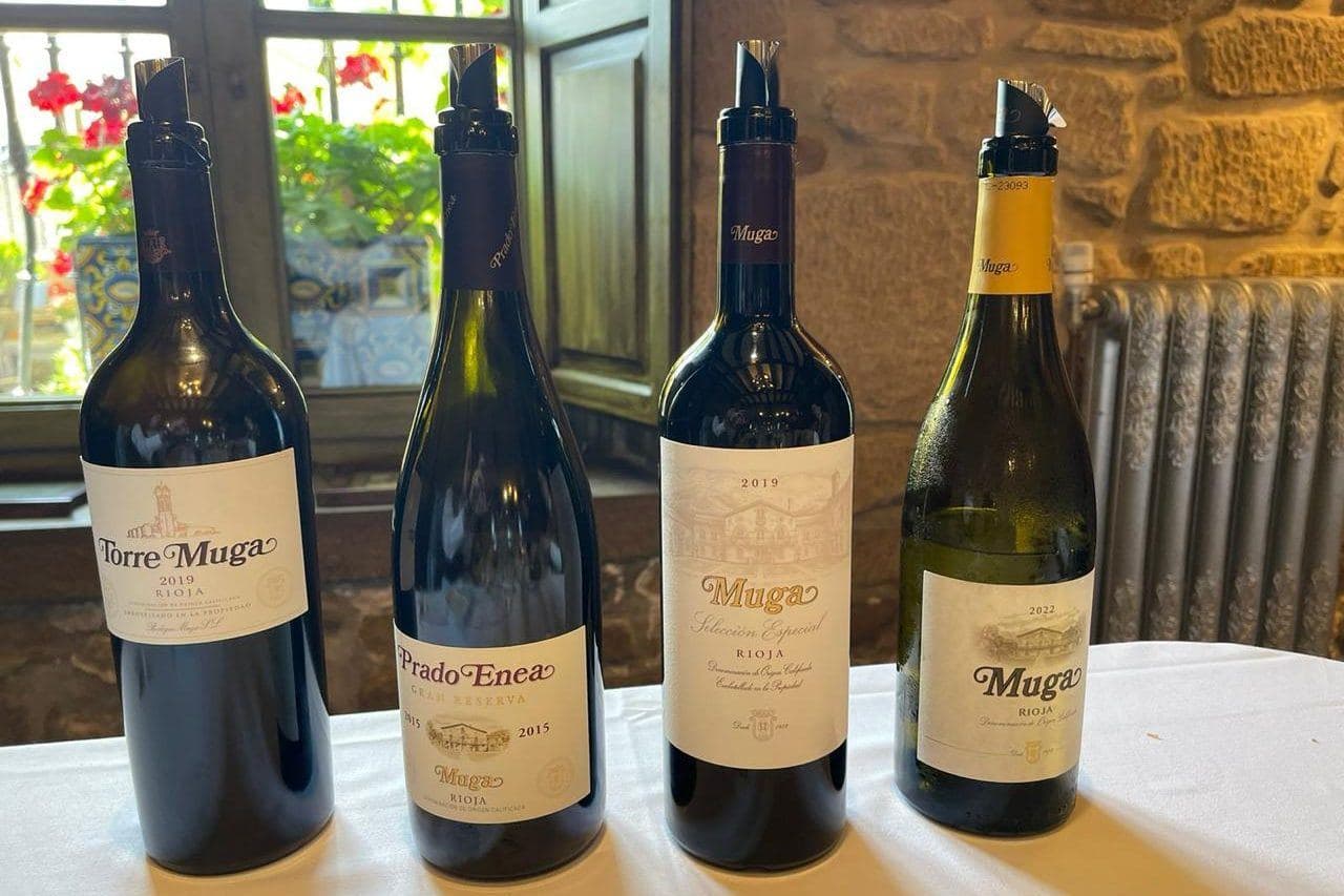 Garrafas de Rioja da Muga, incluindo Gran Reserva, alinhadas junto à janela