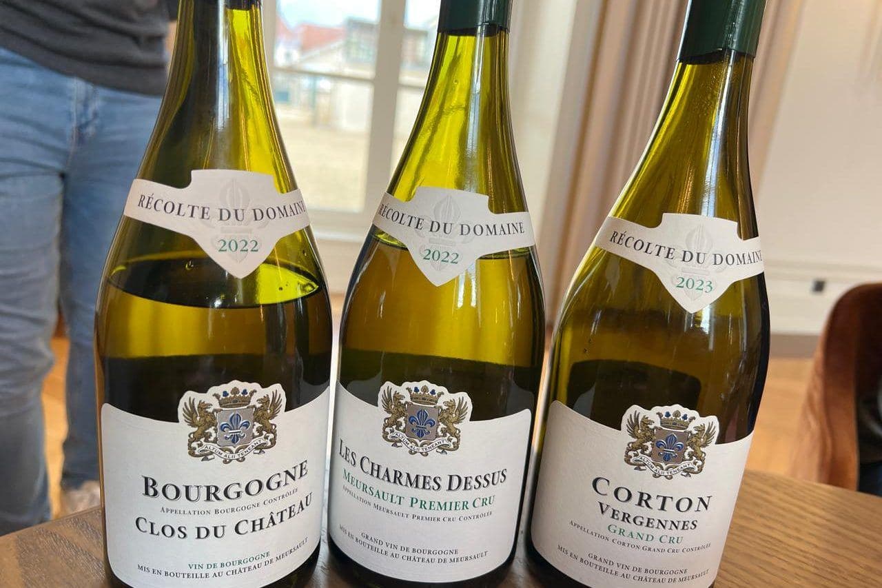 Três garrafas brancas da Borgonha: Bourgogne, Meursault Premier Cru e Corton Grand Cru