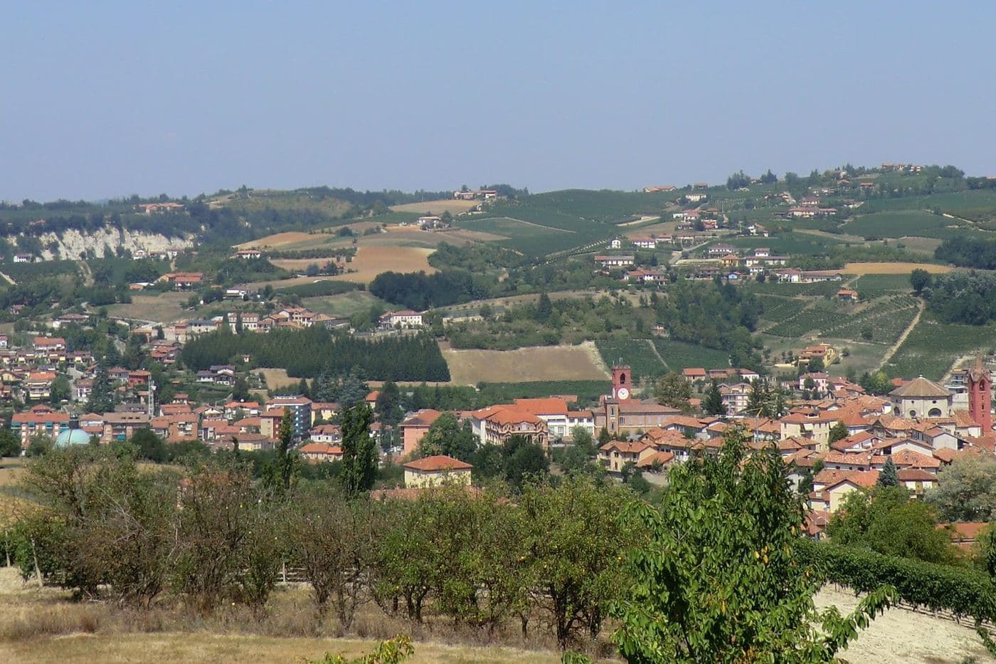 Vista panorâmica de Dogliani cercada de colinas com vinhedos