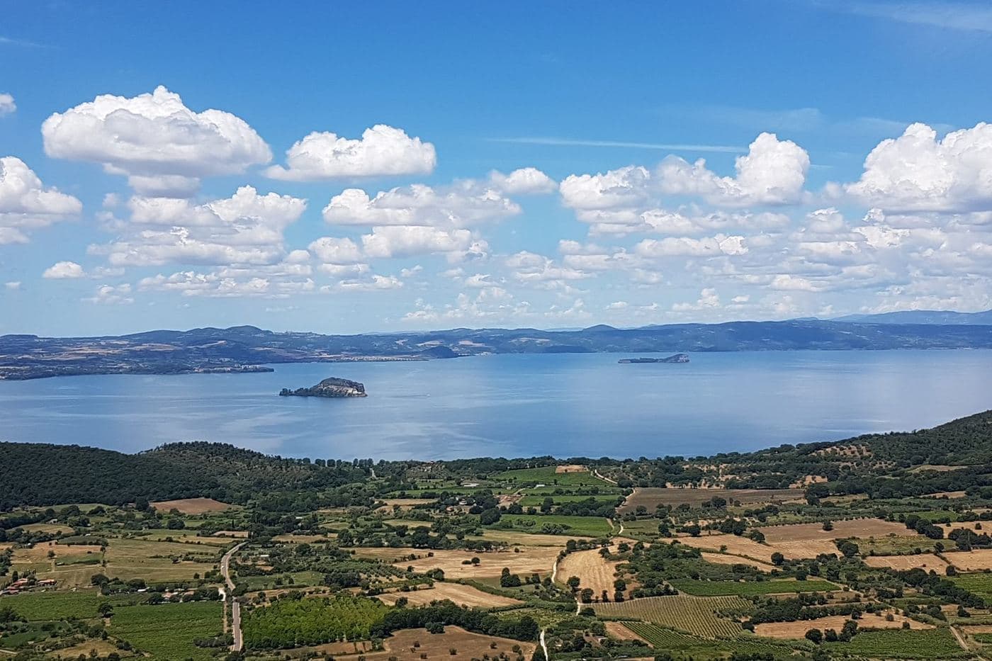 Lago de Bolsena e campos vistos do alto de Montefiascone