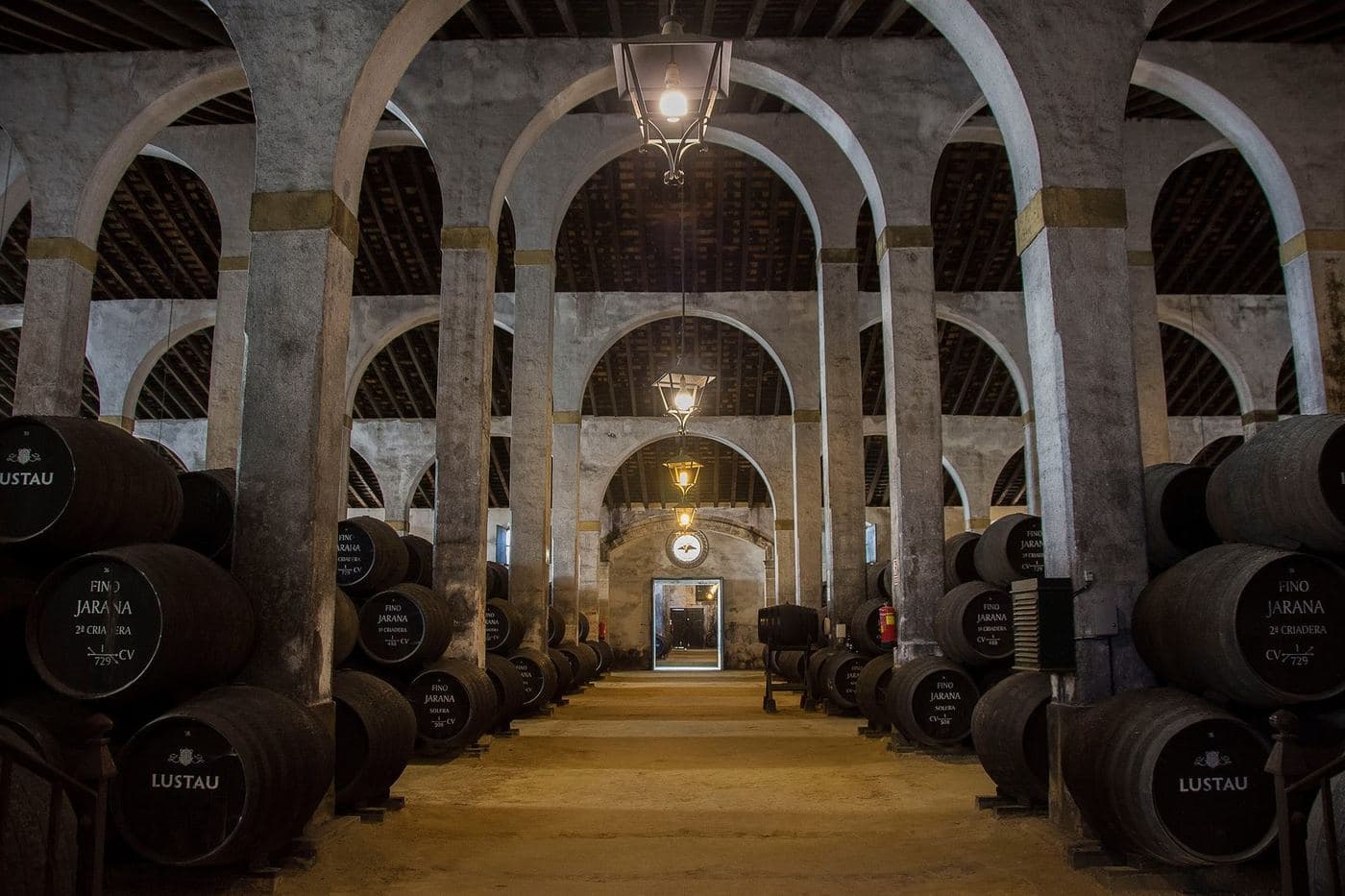 Nave de bodega em Jerez com arcos e botas de jerez empilhadas