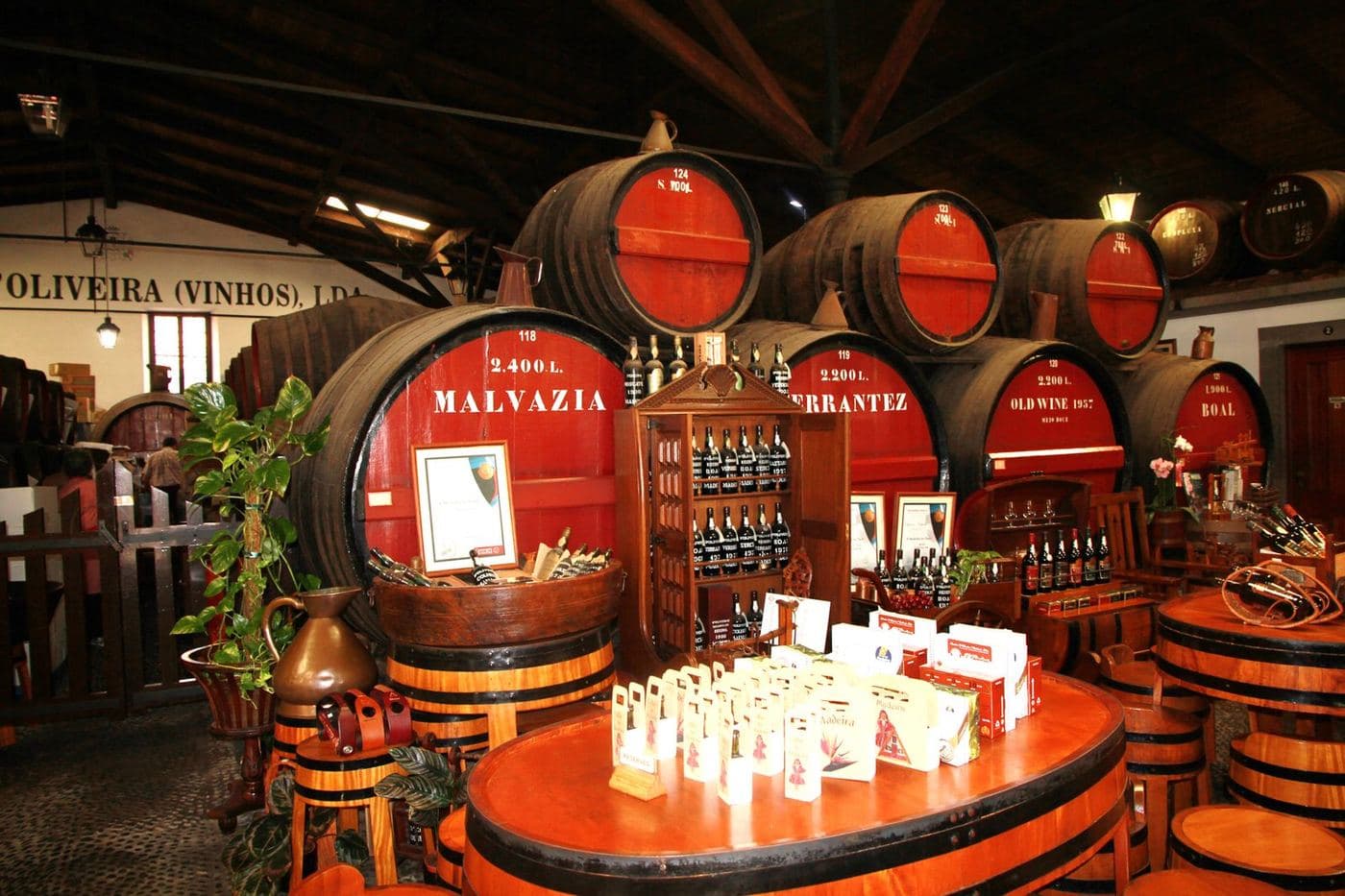Grandes cascos de vinho Madeira marcados Malvazia, Terrantez e Boal numa adega do Funchal