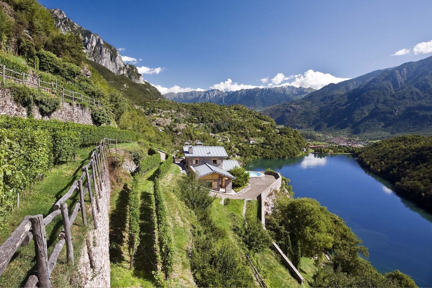 Vinhedos em terraços de pedra acima do lago Moro, na Valcamonica