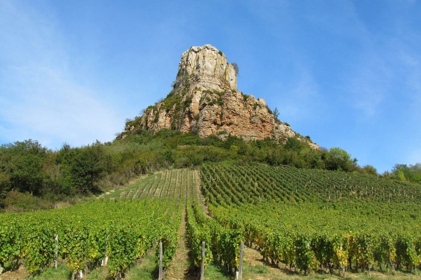 Roche de Solutré erguendo-se sobre vinhedos de Pouilly-Fuissé