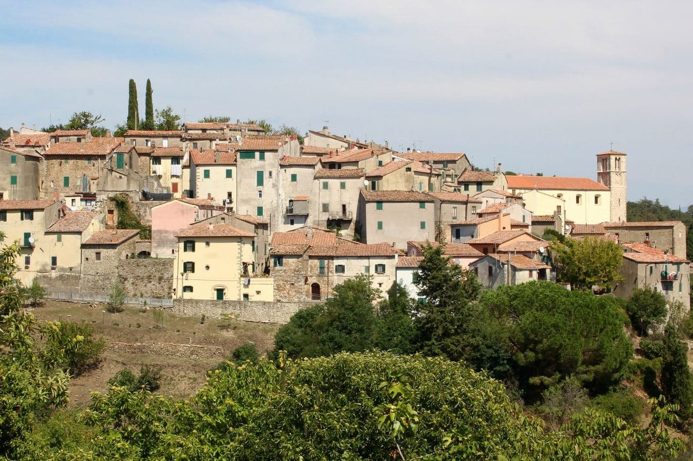 Casario medieval de Scansano no alto da colina, na Maremma