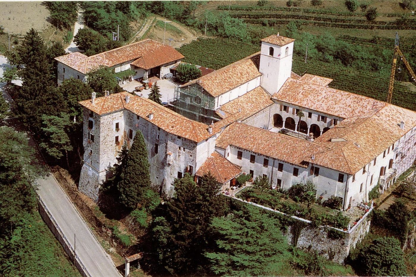Vista aérea da Abadia de Rosazzo cercada de vinhas nos Colli Orientali del Friuli