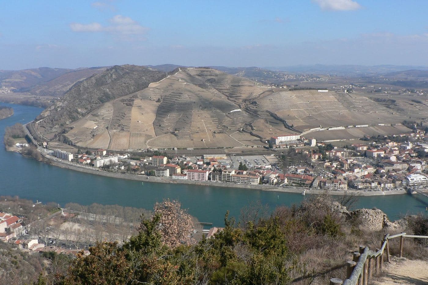 Colina de Hermitage em terraços sobre o rio Rhône, vista de Tournon