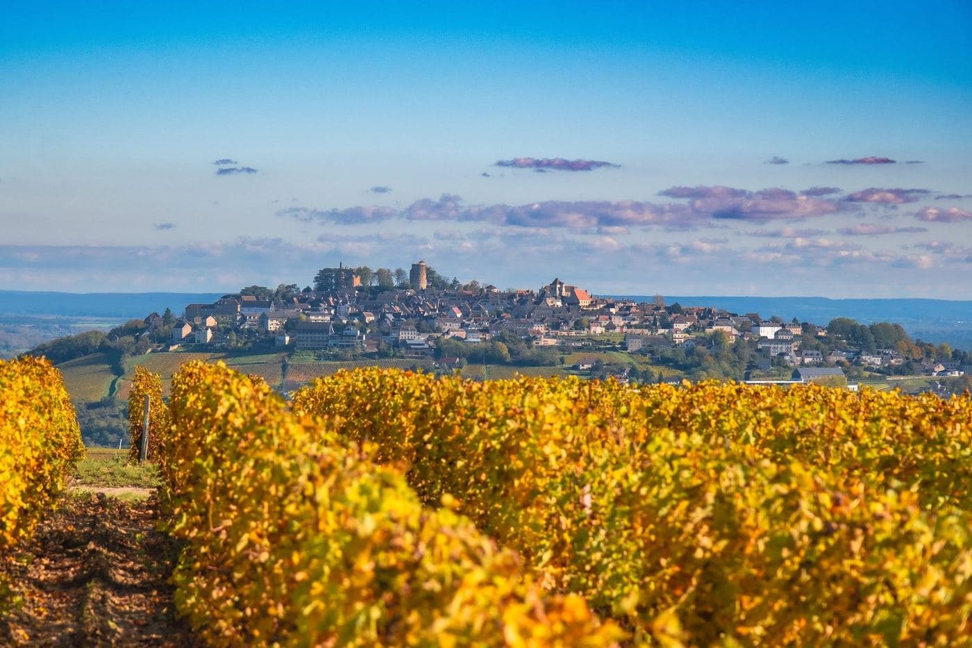 Vila de Sancerre no alto da colina vista sobre vinhedos dourados de outono