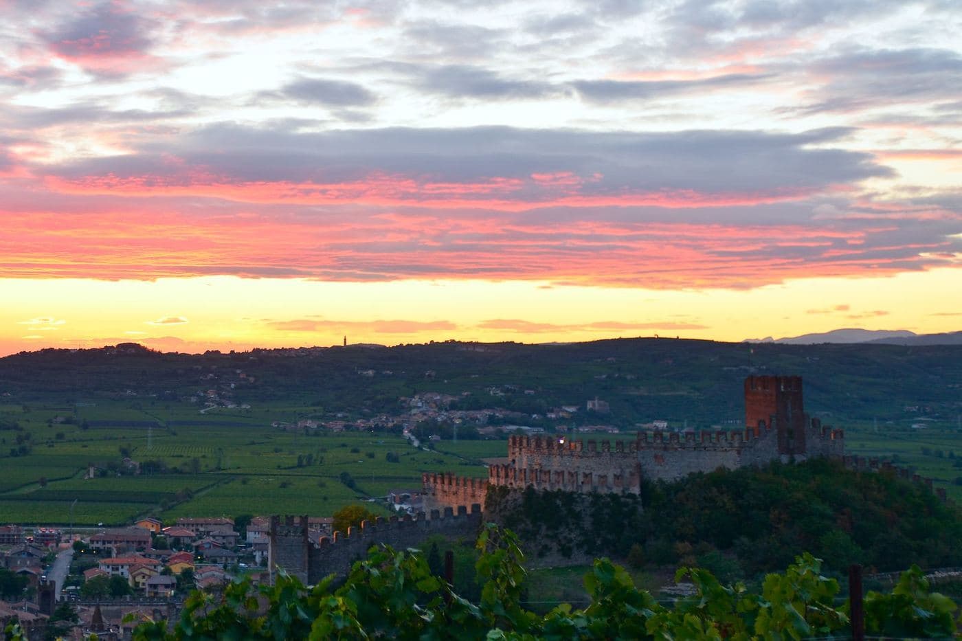 Castelo de Soave e vinhedos da planície ao pôr do sol