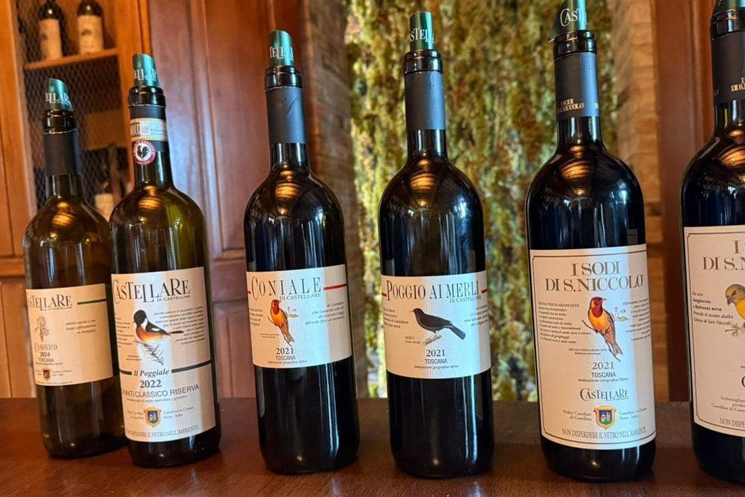 Garrafas da Castellare di Castellina com rótulos de Chianti Classico e Toscana