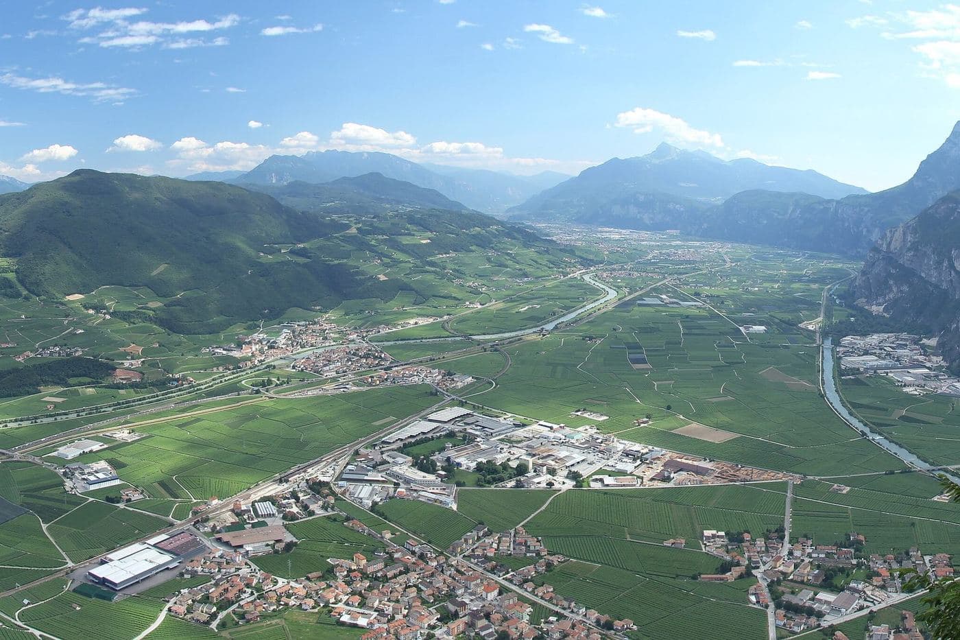 Planície Rotaliana coberta de vinhedos entre montanhas, no Trentino