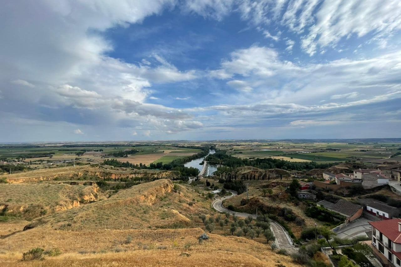 Vista do vale do rio Duero, com o rio entre colinas secas e campos ao fundo