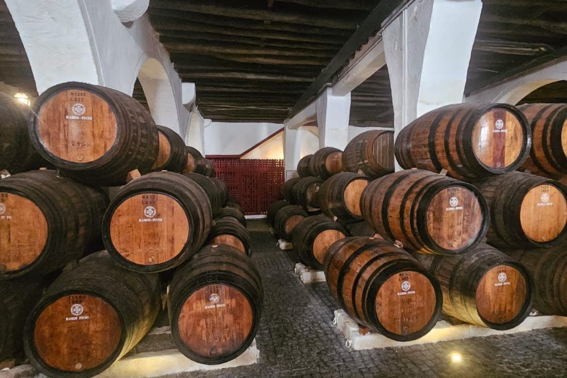 Pipas de Vinho do Porto empilhadas em lodge com arcos em Vila Nova de Gaia